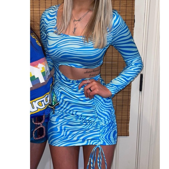 Dresses & Skirts - Neon blue dress long sleeve animal print